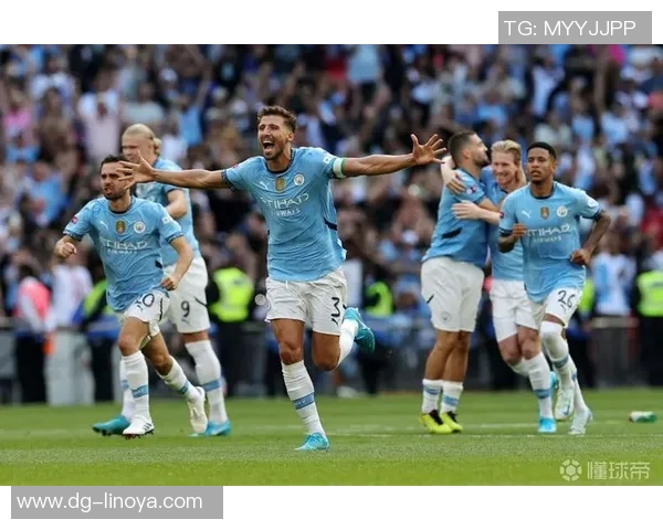 曼联与曼城决赛激战正酣谁将捧起荣耀奖杯成为赢家