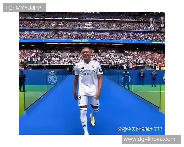 欧冠赛场惊现奇葩事件球迷冲入抢夺C罗球衣引发热议